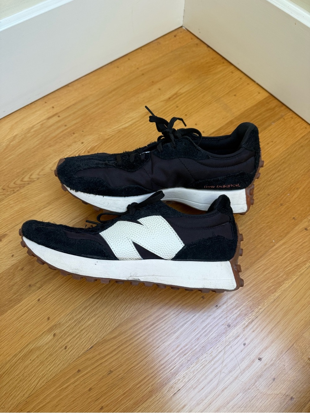 Women’s New Balance 327 Black and White Sneakers, size 8.5 - Picture 7 of 9